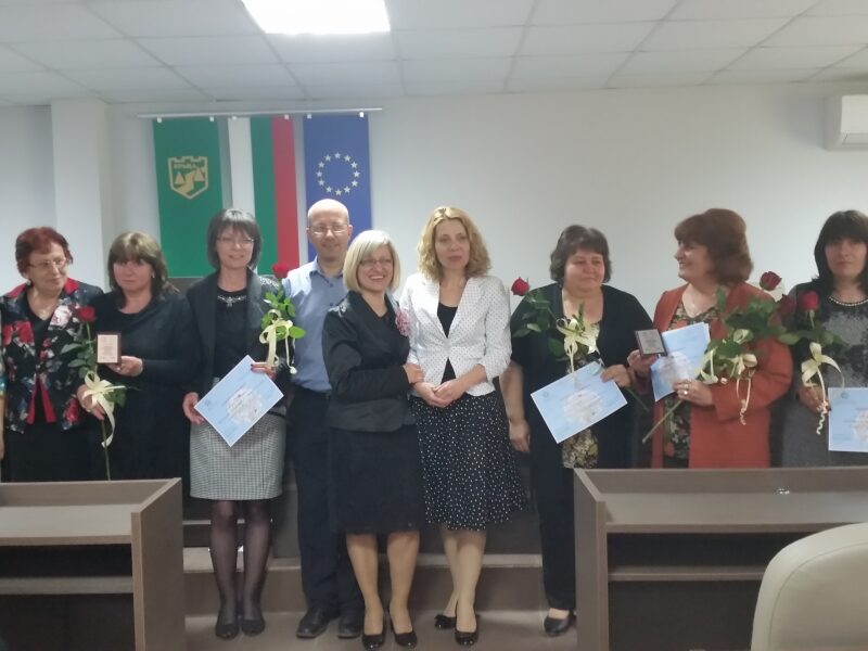 ЗАМЕСТНИК ОБЛАСТНИЯТ УПРАВИТЕЛ ИРИНА ИВАНОВА ВРЪЧИ ПРИЗА "НАЙ-ДОБРА БИБЛИОТЕКА" ЗА 2014 Г.