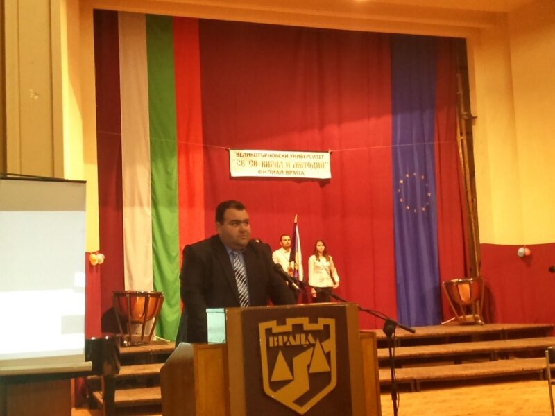 ИЗПЪЛНЯВАЩИЯТ ДЛЪЖНОСТТА ОБЛАСТЕН УПРАВИТЕЛ МИРОСЛАВ КОМИТСКИ ПОЗДРАВИ АКАДЕМИЧНИЯ СЪСТАВ И СТУДЕНТИТЕ НА ВТУ 
