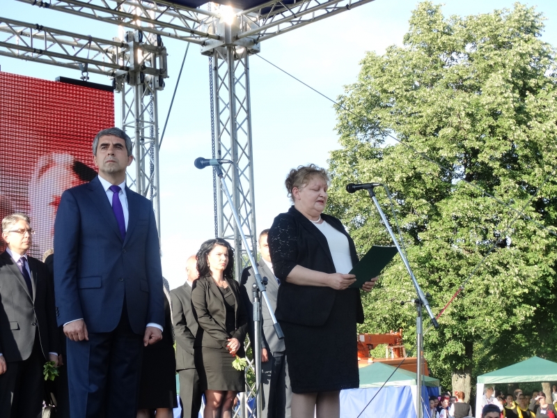 ОБЛАСТНИЯТ УПРАВИТЕЛ МАЛИНА НИКОЛОВА И ПРЕЗИДЕНТЪТ НА БЪЛГАРИЯ РОСЕН ПЛЕВНЕЛИЕВ ОТКРИХА 70-тия НАЦИОНАЛЕН ТУРИСТИЧЕСКИ ПОХОД "ПО СТЪПКИТЕ НА БОТЕВАТА ЧЕТА"
