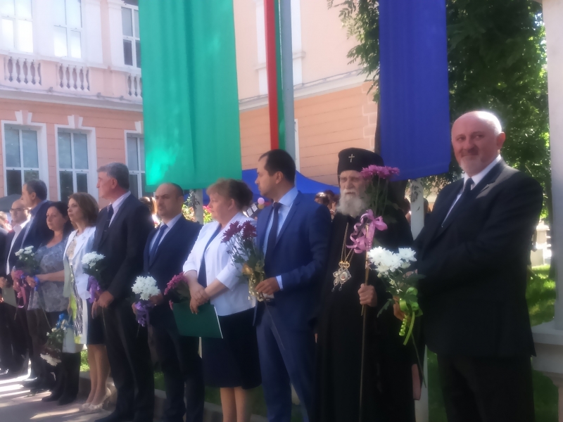 ОБЛАСТНИЯТ УПРАВИТЕЛ МАЛИНА НИКОЛОВА УВАЖИ ПРАЗНИКА НА СОУ "ХРИСТО БОТЕВ" - ВРАЦА