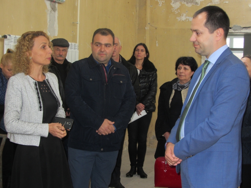 ЗАМ.-МИНИСТЪР АТАНАСКА НИКОЛОВА ИНСПЕКТИРА РЕМОНТА НА ЛЕКОАТЛЕТИЧЕСКАТА ПИСТА ВЪВ ВРАЦА