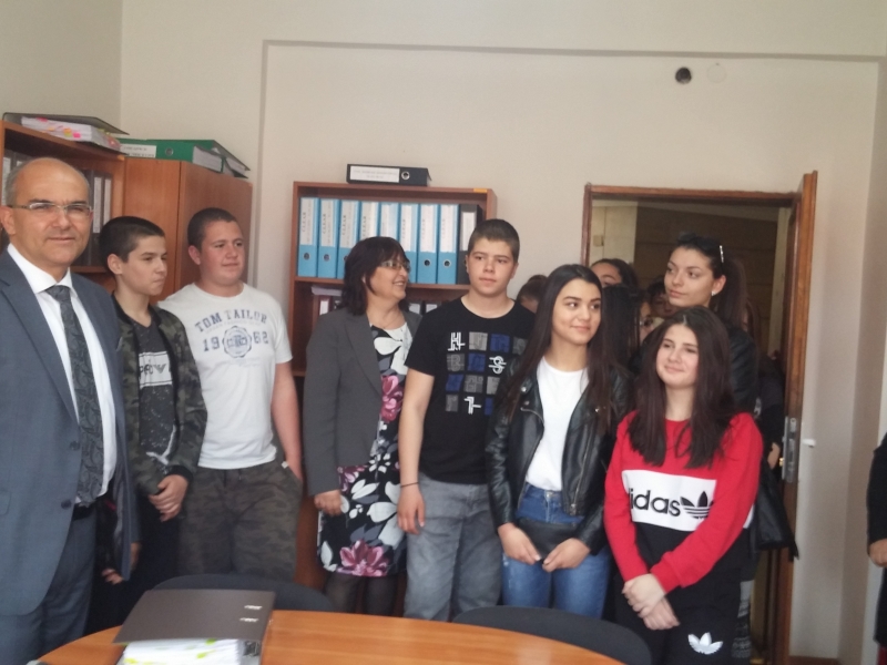 УЧЕНИЦИ ОТ СУ“ХРИСТО БОТЕВ“ БЯХА НА ПОСЕЩЕНИЕ В ОБЛАСТНА АДМИНИСТРАЦИЯ-ВРАЦА  