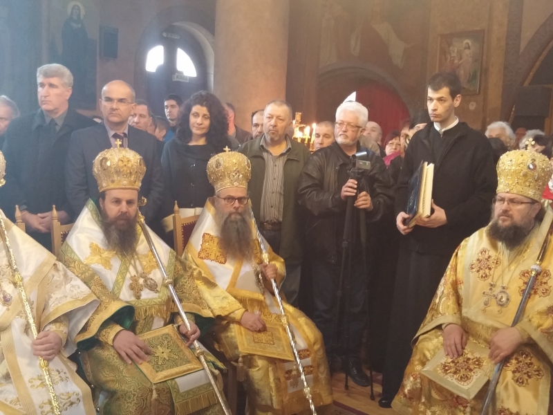 ОБЛАСТНИЯТ УПРАВИТЕЛ НА ВРАЦА И СЪПРУГАТА МУ ПРИСЪСТВАХА НА АРХИЕРЕЙСКА СВЕТА ЛИТУРГИЯ