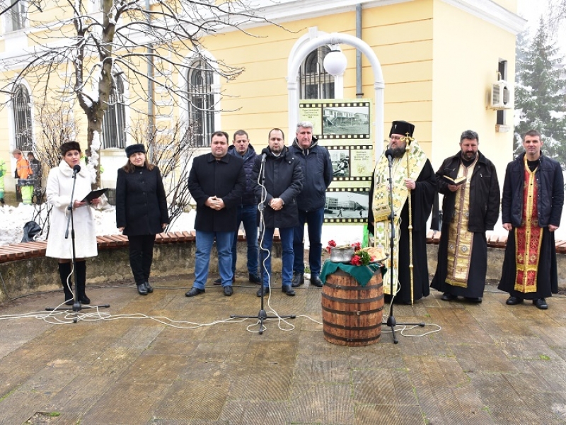 ЗАМЕСТНИК ОБЛАСТНИЯТ УПРАВИТЕЛ МИРОСЛАВ КОМИТСКИ УЧАСТВА В ЗАСАЖДАНЕТО НА ЛОЗИ ОТ СОРТА „ВРАЧАНСКИ МИСКЕТ“ В ДВОРНОТО ПРОСТРАНСТВО ДО ДЕТСКАТА МУЗИКАЛНА ШКОЛА В ГРАДА