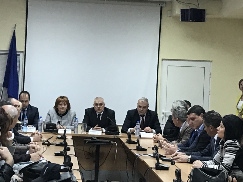 ОБЛАСТНИЯТ УПРАВИТЕЛ МАЛИНА НИКОЛОВА ВЗЕ УЧАСТИЕ В ПРОВЕДЕНАТА ОТ МИНИСТЪР ВАЛЕНТИН РАДЕВ РАБОТНА СРЕЩА С КМЕТОВЕ НА ОБЩИНИ И НА НАСЕЛЕНИ МЕСТА НА ТЕМА „МЕРКИ ЗА ПОВИШАВАНЕ НА СИГУРНОСТТА И ПРЕВЕНЦИЯ НА БИТОВАТА ПРЕСТЪПНОСТ"