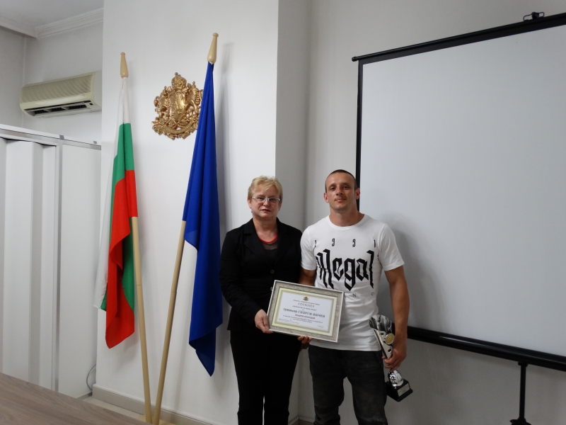 НА ОФИЦИАЛНА ЦЕРЕМОНИЯ, В ДЕНЯ НА БЪЛГАРСКИЯ СПОРТ, ОБЛАСТНИЯТ УПРАВИТЕЛ МАЛИНА НИКОЛОВА ВРЪЧИ НАГРАДИ НА НАЙ-ИЗЯВЕНИТЕ СПОРТИСТИ И ТРЕНЬОРИ НА ОБЛАСТ ВРАЦА, НОМИНИРАНИ ОТ КМЕТОВЕТЕ НА ОБЩИНИТЕ