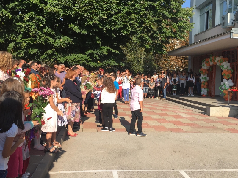 ОБЛАСТНИЯТ УПРАВИТЕЛ МАЛИНА НИКОЛОВА ОТКРИ УЧЕБНАТА 2018/2019 ГОДИНА