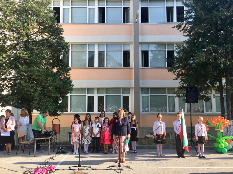 ОБЛАСТНИЯТ УПРАВИТЕЛ МАЛИНА НИКОЛОВА ОТКРИ УЧЕБНАТА 2018/2019 ГОДИНА