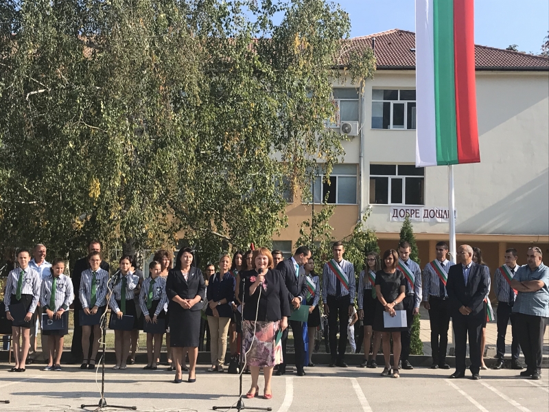 ОБЛАСТНИЯТ УПРАВИТЕЛ МАЛИНА НИКОЛОВА ОТКРИ УЧЕБНАТА 2018/2019 ГОДИНА