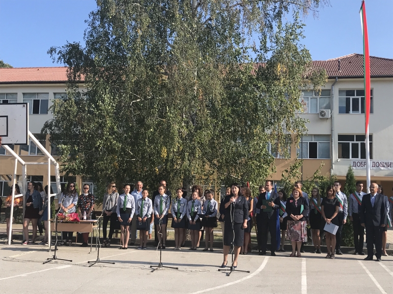 ОБЛАСТНИЯТ УПРАВИТЕЛ МАЛИНА НИКОЛОВА ОТКРИ УЧЕБНАТА 2018/2019 ГОДИНА