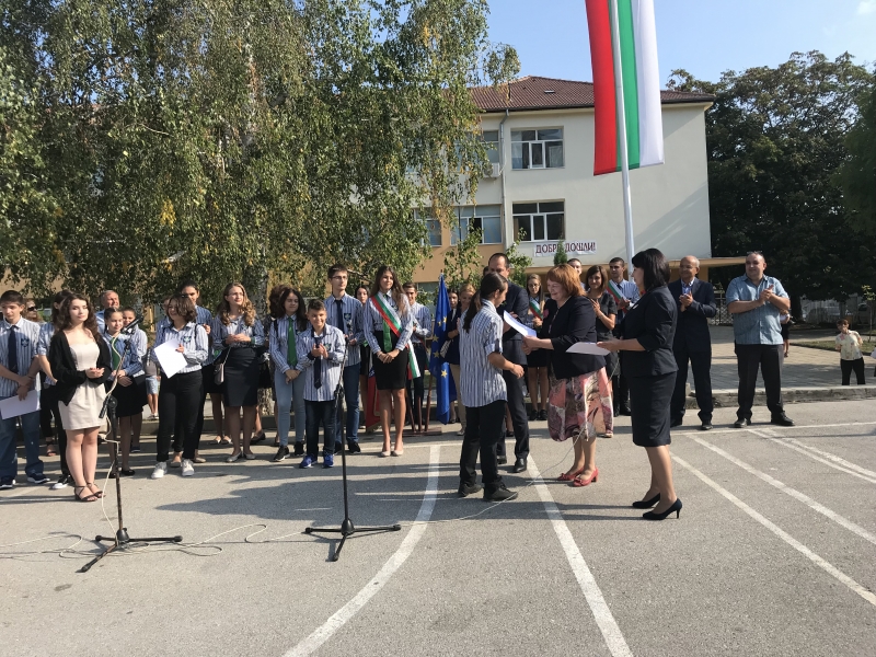 ОБЛАСТНИЯТ УПРАВИТЕЛ МАЛИНА НИКОЛОВА ОТКРИ УЧЕБНАТА 2018/2019 ГОДИНА