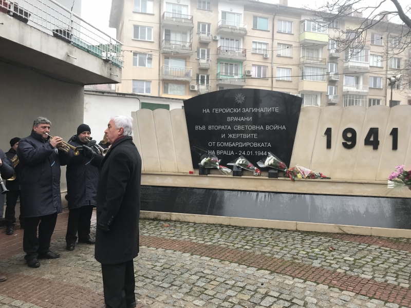 ВРАЦА СЕ ПРЕКЛОНИ ПРЕД ПАМЕТТА НА ЖЕРТВИТЕ ОТ БОМБАРДИРОВКАТА ПРЕЗ 1944 Г.