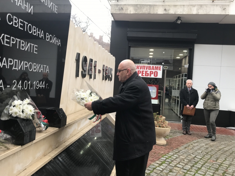 ВРАЦА СЕ ПРЕКЛОНИ ПРЕД ПАМЕТТА НА ЖЕРТВИТЕ ОТ БОМБАРДИРОВКАТА ПРЕЗ 1944 Г.