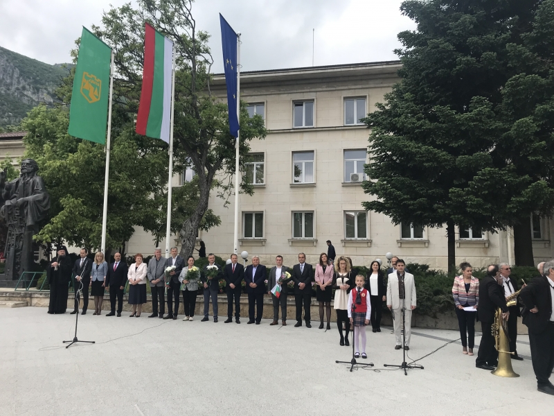 ВРАЦА ТЪРЖЕСТВЕНО ОТБЕЛЯЗА 24 МАЙ
