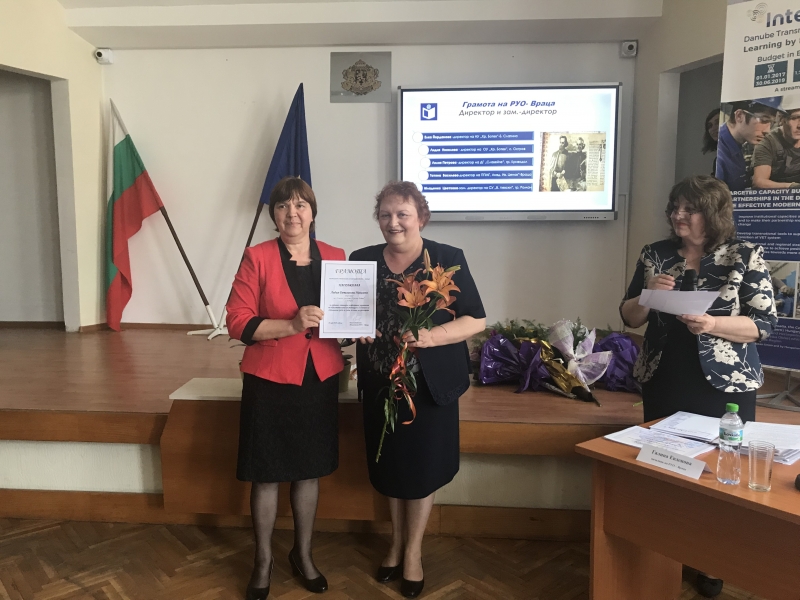 ОБЛАСТНИЯТ УПРАВИТЕЛ МАЛИНА НИКОЛОВА И ЗАМЕСТНИК-МИНИСТЪР ТАНЯ МИХАЙЛОВА ВРЪЧИХА НАГРАДИТЕ „НЕОФИТ РИЛСКИ“ НА ИЗЯВЕНИ ДИРЕКТОРИ И УЧИТЕЛИ ОТ ОБЛАСТ ВРАЦА