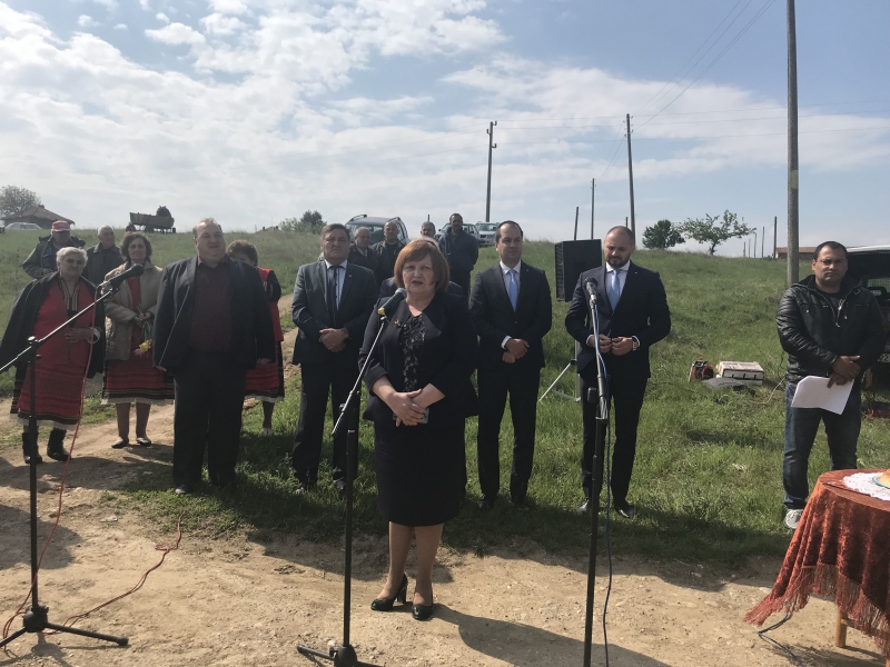 ОБЛАСТНИЯТ УПРАВИТЕЛ МАЛИНА НИКОЛОВА ЗАЕДНО С КМЕТОВЕТЕ НА ОБЩИНИТЕ ВРАЦА И КРИВОДОЛ ДАДОХА ОФИЦИАЛЕН СТАРТ НА ОСНОВНИЯ РЕМОНТ НА ПЪТЯ РАКЕВО – БАУРЕНЕ