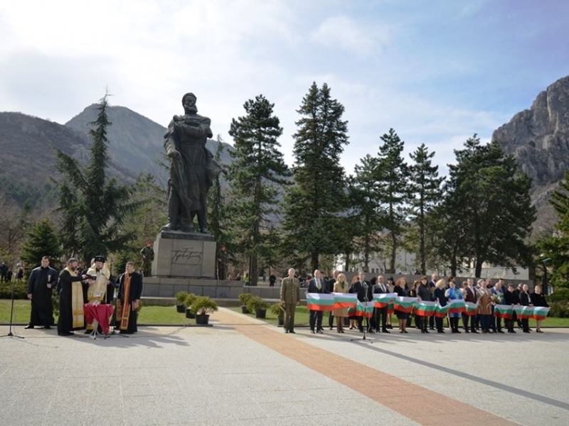 ТЪРЖЕСТВЕНО ОТБЕЛЯЗВАНЕ НА НАЦИОНАЛНИЯ ПРАЗНИК НА БЪЛГАРИЯ