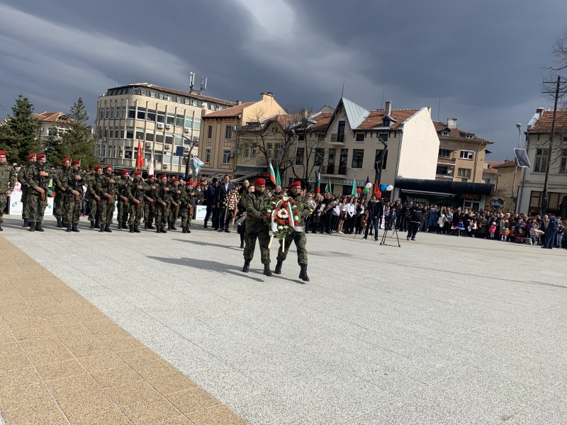 ТЪРЖЕСТВЕНО ОТБЕЛЯЗВАНЕ НА НАЦИОНАЛНИЯ ПРАЗНИК НА БЪЛГАРИЯ