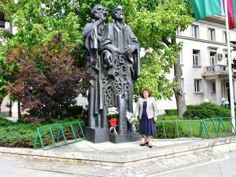ОБЛАСТНИЯТ УПРАВИТЕЛ МАЛИНА НИКОЛОВА ПОДНЕСЕ ЦВЕТЯ ПРЕД ПАМЕТНИКА НА СВЕТИТЕ БРАТЯ КИРИЛ И МЕТОДИЙ