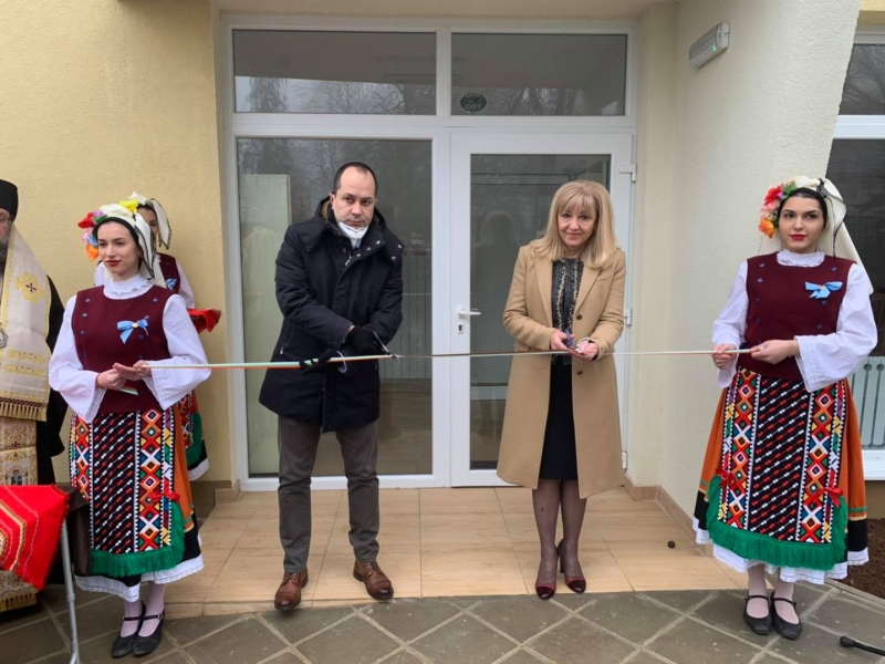ОБЛАСТНИЯТ УПРАВИТЕЛ МАЛИНА НИКОЛОВА, МИНИСТЪРЪТ НА РЕГИОНАЛНОТО РАЗВИТИЕ И БЛАГОУСТРОЙСТВОТО ИНЖ. ПЕТЯ АВРАМОВА И КМЕТЪТ КАЛИН КАМЕНОВ ОТКРИХА ПЪРВИЯ ЦЕНТЪР ЗА ГРИЖА ЗА ВЪЗРАСТНИ ХОРА В НЕВЪЗМОЖНОСТ ЗА САМООБЛУЖВАНЕ