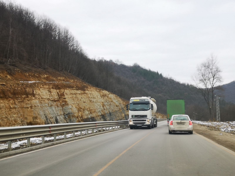 ВРЕМЕННО СЕ ОГРАНИЧАВА ДВИЖЕНИЕТО НА АВТОМОБИЛИ ПО ПЪТ I-1 (Е-79)