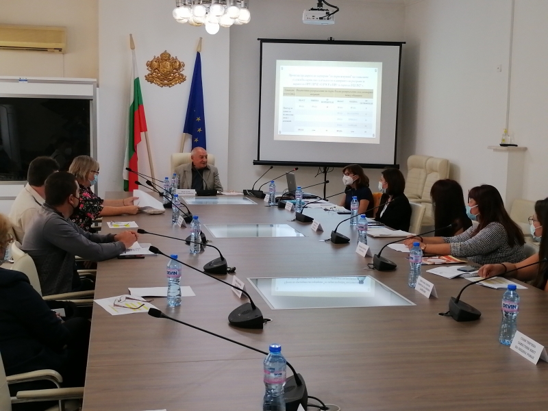 Областният управител г-н Иван Сълов проведе на 08.09.2021 г. присъствено заседание с кметове, зам.-кметове и представители на общините от областта по повод изготвяне проект на предстоящите за разкриване социални услуги .