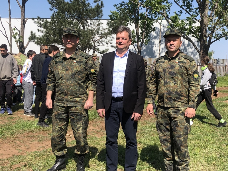 ОБЛАСТНИЯТ УПРАВИТЕЛ ПОСЕТИ ВРАЧАНСКОТО ВОЕННО ПОДЕЛЕНИЕ В ДЕНЯ НА ОТВОРЕНИТЕ ВРАТИ