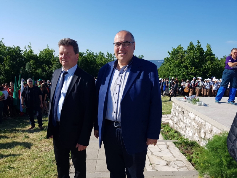 ОБЛАСТНИЯТ УПРАВИТЕЛ СТЕФАН КРАСИМИРОВ ПОЧЕТЕ ПАМЕТТА НА ЗАГИНАЛИТЕ НА ВРЪХ „МИЛИН КАМЪК“ БОТЕВИ ЧЕТНИЦИ