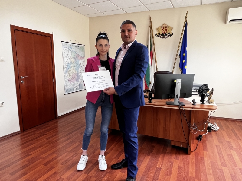 УЧЕНИЧКАТА АЛЕКСАНДРА ДУЦОВСКА ПОЕ УПРАВЛЕНИЕТО НА ОБЛАСТНА АДМИНИСТРАЦИЯ – ВРАЦА ЗА ЕДИН ДЕН