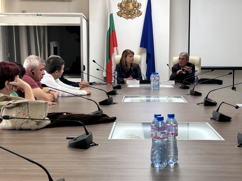 ОБЛАСТНИЯТ УПРАВИТЕЛ НАДЯ ДОНКИНСКА БЕШЕ ДОМАКИН НА СРЕЩАТА МЕЖДУ ПРОФ. Д-Р ХРИСТО ХИНКОВ, МИНИСТЪР НА ЗДРАВЕОПАЗВАНЕТО И РЪКОВОДСТВОТО, И МЕДИЦИ ОТ МБАЛ „ХРИСТО БОТЕВ“ АД – ВРАЦА