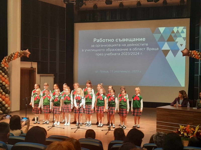ПРИОРИТЕТИТЕ В СФЕРАТА НА ОБРАЗОВАНИЕТО И ОРГАНИЗАЦИЯТА НА НОВАТА УЧЕБНА ГОДИНА ОБСЪДИХА ДНЕС ЕКИПА НА РУО – ВРАЦА И ПЕДАГОЗИ