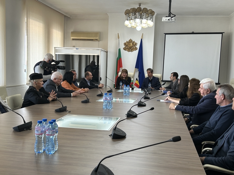 ОБЛАСТНИЯТ УПРАВИТЕЛ НА ОБЛАСТ ВРАЦА НАДЯ ДОНКИНСКА ПОСРЕЩНА ПОСЛАНИКЪТ НА КРАЛСТВО БЕЛГИЯ В РЕПУБЛИКА БЪЛГАРИЯ Н. ПР. ФРЕДЕРИК МЬОРИС
