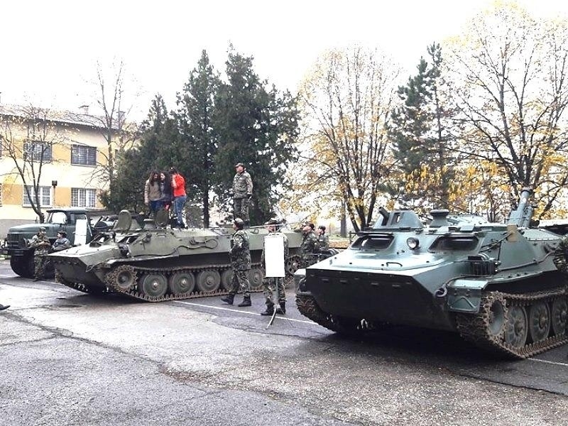 СЛУЖИТЕЛИ НА ОБЛАСТНА АДМИНИСТРАЦИЯ ВРАЦА СЕ ВКЛЮЧИХА В ПРОВЕДЕНИЯ НА 17.11.2023Г. ''ДЕН НА ОТВОРЕНИТЕ ВРАТИ'' В ПОДЕЛЕНИЕ 54990-ВРАЦА.