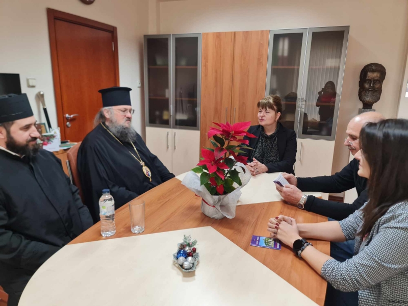 ОБЛАСТНИЯТ УПРАВИТЕЛ, НАДЯ ДОНКИНСКА ПОСРЕЩНА НЕГОВО ВИСОКОПРЕОСВЕЩЕНСТВО ВРАЧАНСКИ МИТРОПОЛИТ ГРИГОРИЙ В ОБЛАСТНА АДМИНИСТРАЦИЯ ВРАЦА