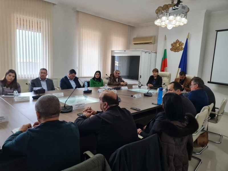 ОБЛАСТНИЯТ УПРАВИТЕЛ НАДЯ ДОНКИНСКА ПРОВЕДЕ СРЕЩА С КМЕТОВЕ НА ОБЩИНИ И ПРЕДСТАВИТЕЛИ НА ЕРМ ЗАПАД И ОБЛАСТНО ПЪТНО УПРАВЛЕНИЕ – ВРАЦА