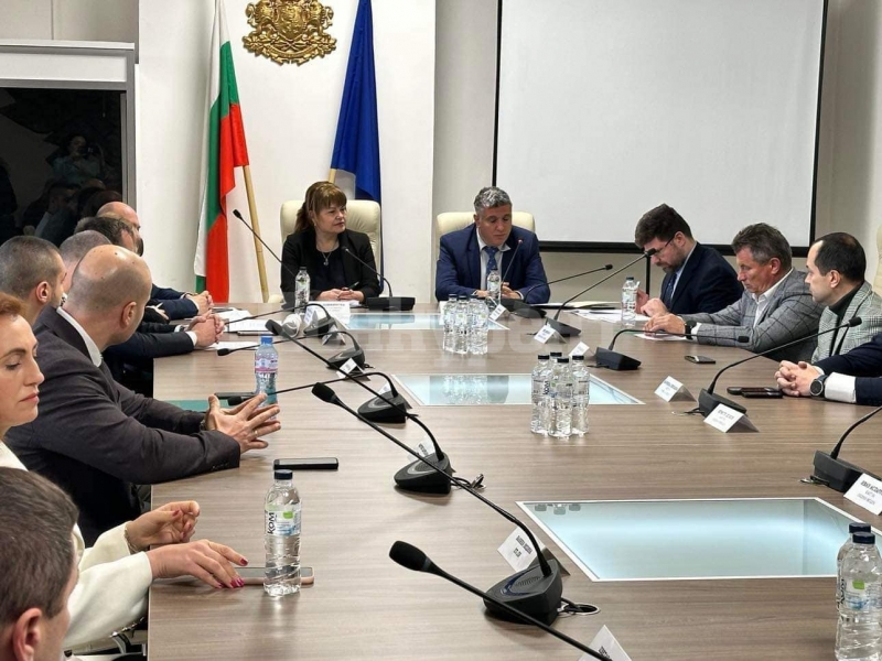 МИНИСТЪРА НА МРРБ АНДРЕЙ ЦЕКОВ И БОРДА НА УС НА АПИ НА РАБОТНА СРЕЩА В ОБЛАСТНА АДМИНИСТРАЦИЯ-ВРАЦА