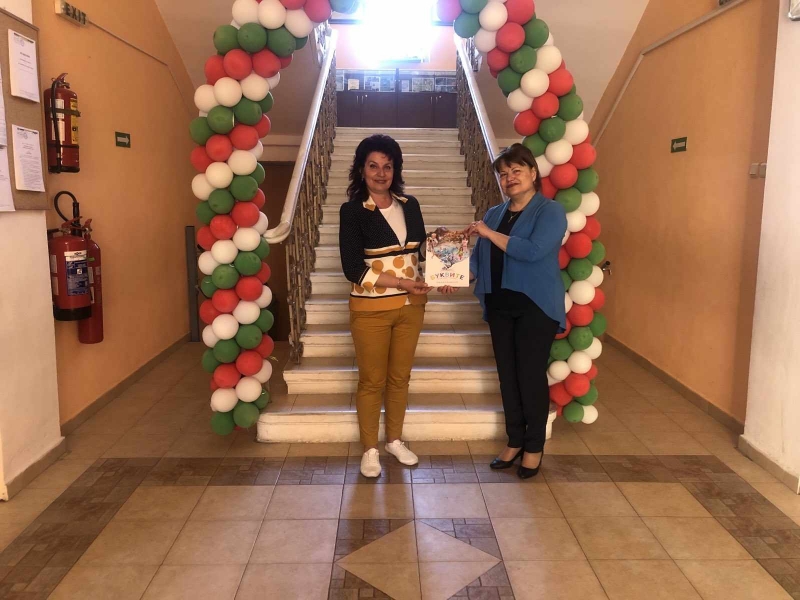 ОБЛАСТНИЯТ УПРАВИТЕЛ НАДЯ ДОНКИНСКА ПОСЕТИ НУ „ИВАНЧО МЛАДЕНОВ“ И ВРЪЧИ СТИХОСБИРКА НА ИЗВЕСТНИЯ ПОЕТ И ДРАМАТУРГ НЕДЯЛКО ЙОРДАНОВ СПЕЦИАЛНО ИЗПРАТЕНА ОТ АВТОРА ЗА УЧИЛИЩЕТО