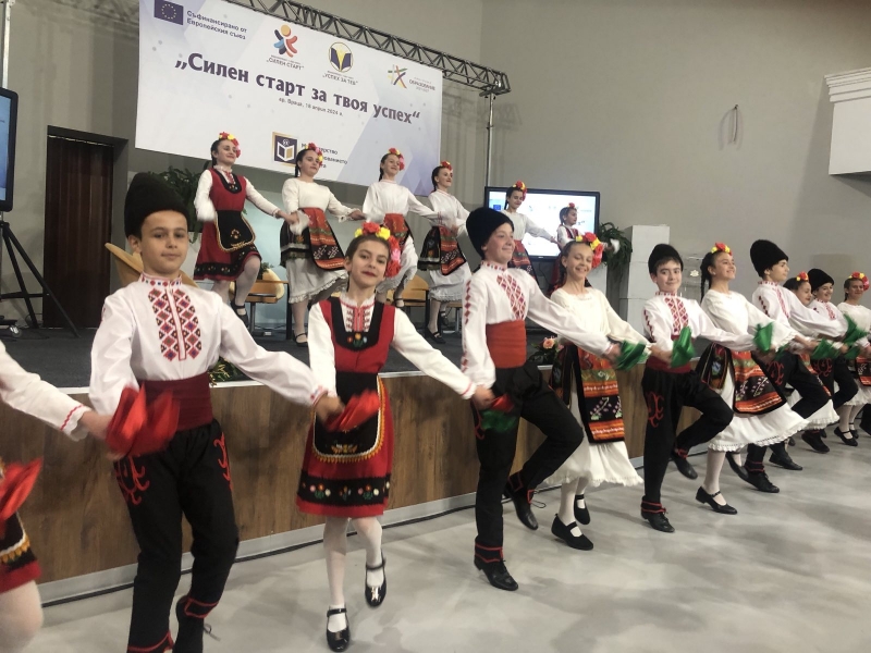ОБЛАСТНИЯТ УПРАВИТЕЛ НА ОБЛАСТ ВРАЦА НАДЯ ДОНКИНСКА УЧАСТВА В ОБРАЗОВАТЕЛНИЯ ФОРУМ „СИЛЕН СТАРТ ЗА ТВОЯ УСПЕХ“