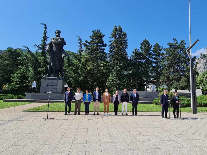 НАД 1800 БОТЕВИ ПОКЛОННИЦИ ОТ ЦЯЛАТА СТРАНА ТРЪГВАТ ПО СТЪПКИТЕ НА ХРИСТО БОТЕВ