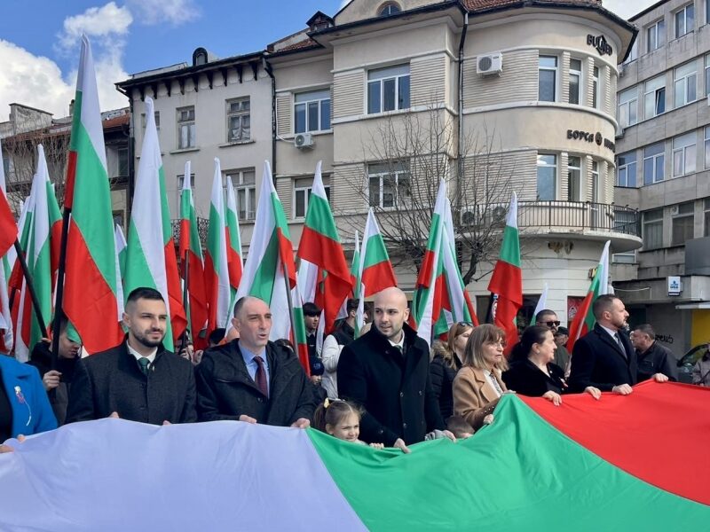 С празнично шествие и официална церемония по издигане на националния флаг във Враца бе отбелязана 147-ата годишнина от Освобождението на България