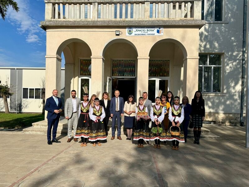 С модерен физкултурен салон вече разполага едно от най-старите училища в област Враца