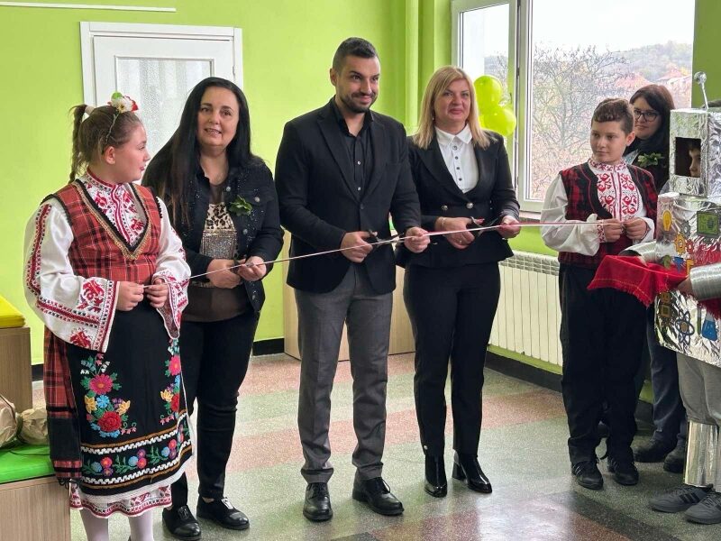 Основно училище "Св. св. Кирил и Методий" в Мездра вече разполага със съвременен СТЕМ център