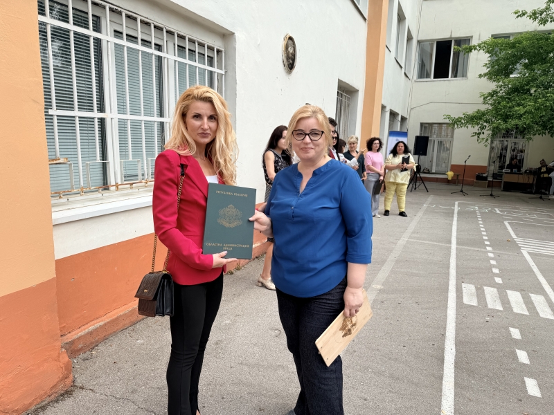 ЗАМЕСТНИК ОБЛАСТНИЯТ УПРАВИТЕЛ ХРИСТИНА РАНГЕЛОВА ПОДКРЕПИ УЧИЛИЩНАТА ИНИЦИАТИВА „ЗАЕДНО СРЕЩУ АГРЕСИЯТА“ В СУ „ОТЕЦ ПАИСИЙ“