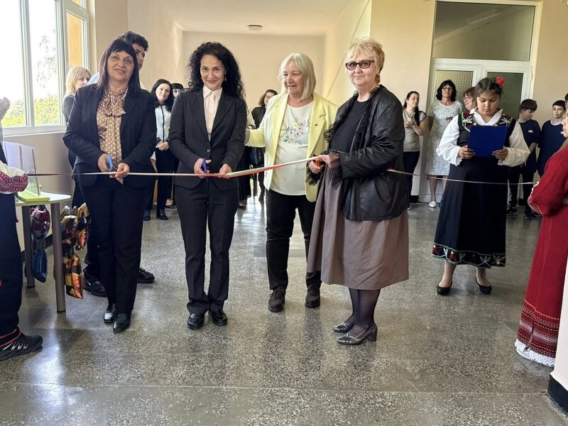 ЗАМЕСТНИК ОБЛАСТНИЯТ УПРАВИТЕЛ МАРИЕЛА РАШЕВА УВАЖИ ПАТРОННИТЕ ПРАЗНИЦИ НА УЧИЛИЩА В СЕЛАТА МАЛОРАД И ДЕВЕНЕ