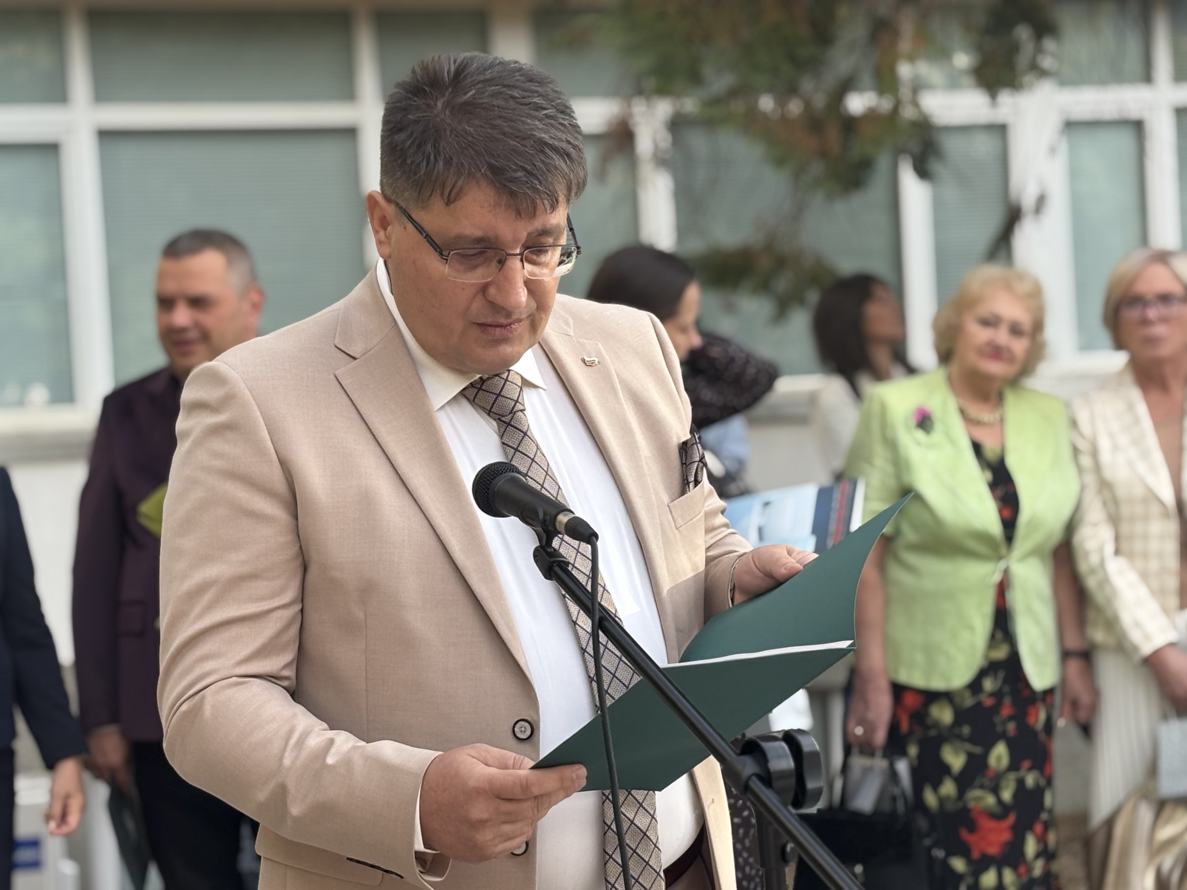 Областният управител Росен Михайлов бе гост на първия учебен ден в НУ „Иван Вазов“ – Враца