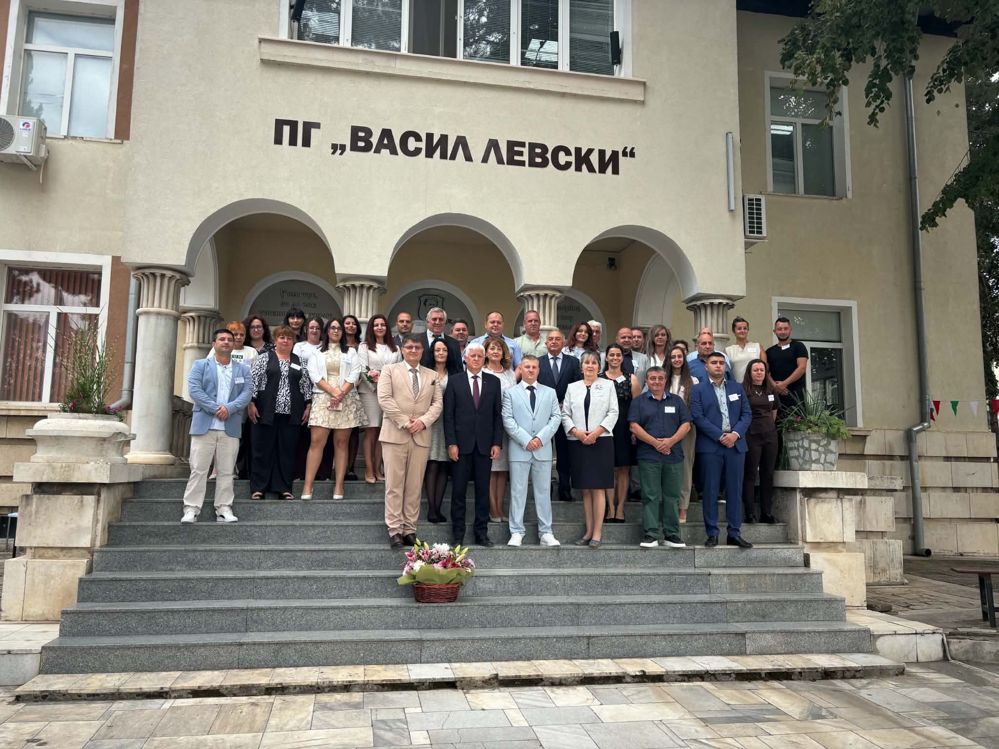 Областният управител приветства министър Димитър Стоянов на първия учебен ден в иновативната ПГ „Васил Левски“ в Мездра