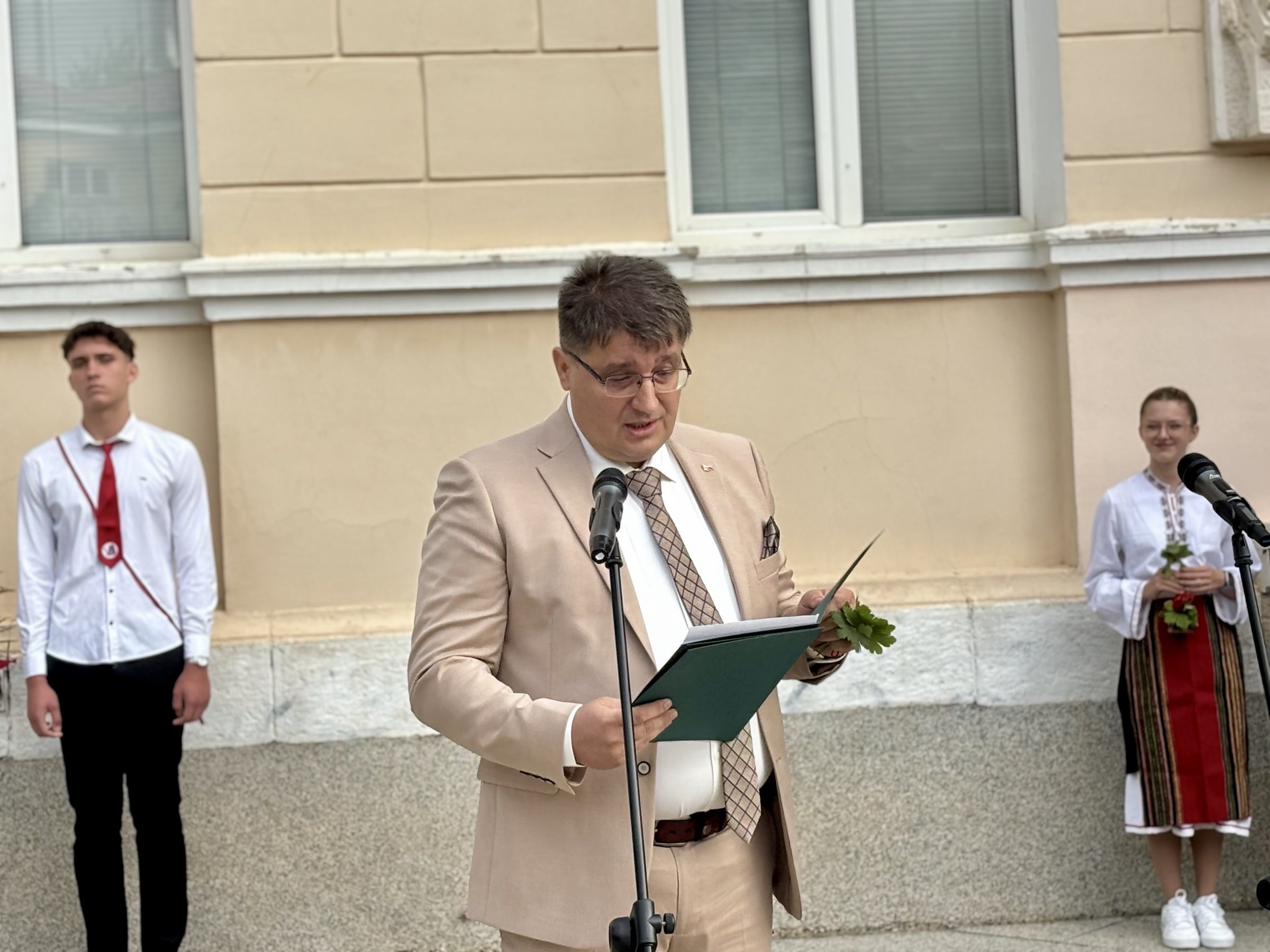 Областният управител Росен Михайлов откри учебната година в училището, което е завършил
